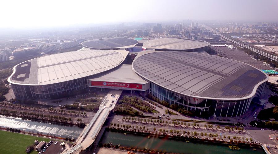 Vista aérea tomada con un dron el 4 de noviembre de 2024 del Centro Nacional de Exposiciones y Convenciones (Shanghai), la sede principal de la VII Exposición Internacional de Importaciones de China (CIIE, por sus siglas en inglés), en Shanghai, en el este de China. (Xinhua/Fan Jun)