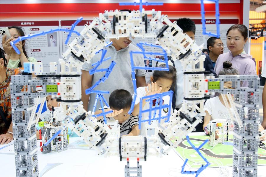 Niños se divierten durante la Feria Internacional de Comercio de Servicios de China 2024 (CIFTIS, por sus siglas en inglés) en el Parque Shougang en Beijing, la capital china, el 16 de septiembre de 2024. (Xinhua/Cheng Li)