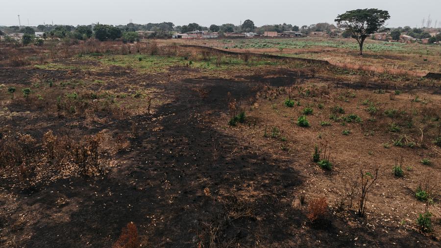 Imagen tomada con un dron del 12 de septiembre de 2024 de un sitio después de un incendio, en Puerto Viejo, en el estado de Rondonia, Brasil. (Xinhua/Wang Tiancong)