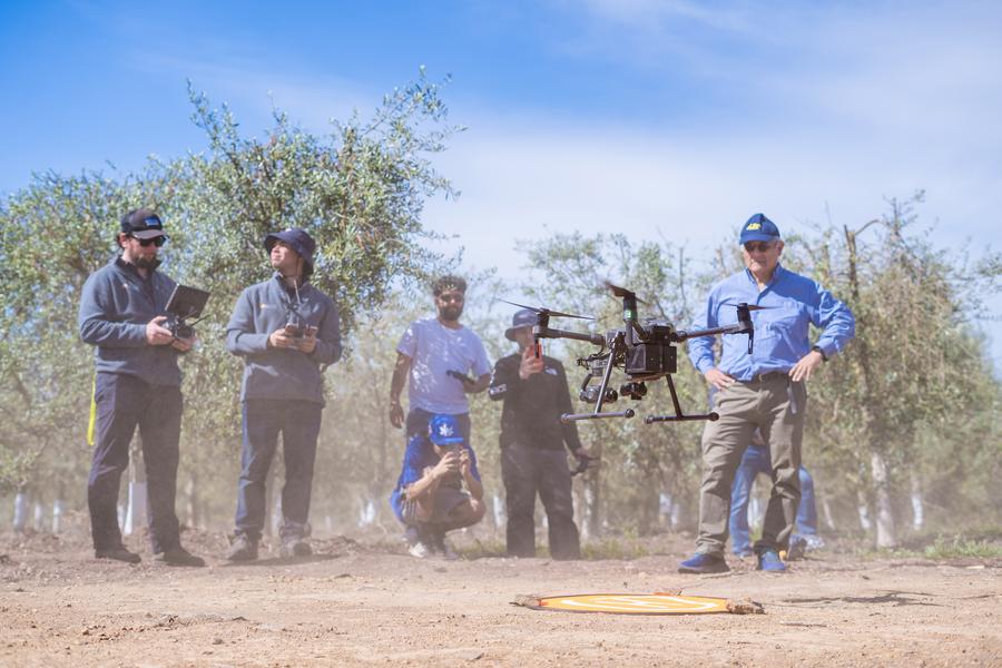 Imagen del 15 de octubre de 2024 cedida por la Universidad de Talca de Chile de profesionales de la universidad utilizando un dron para monitorear y estimar con precisión el consumo de agua en diferentes cultivos en una parcela de investigación, en la comuna de Pencahue, Maule, Chile. (Xinhua/Universidad de Talca)