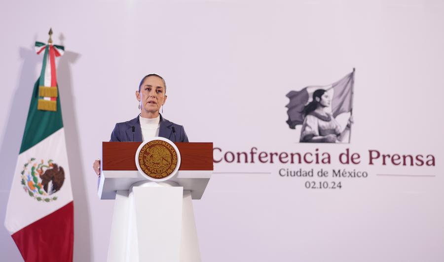 La presidenta mexicana, Claudia Sheinbaum Pardo, habla durante su primera conferencia de prensa matutina, en Palacio Nacional, en la Ciudad de México, capital de México, el 2 de octubre de 2024. (Xinhua/Francisco Cañedo)