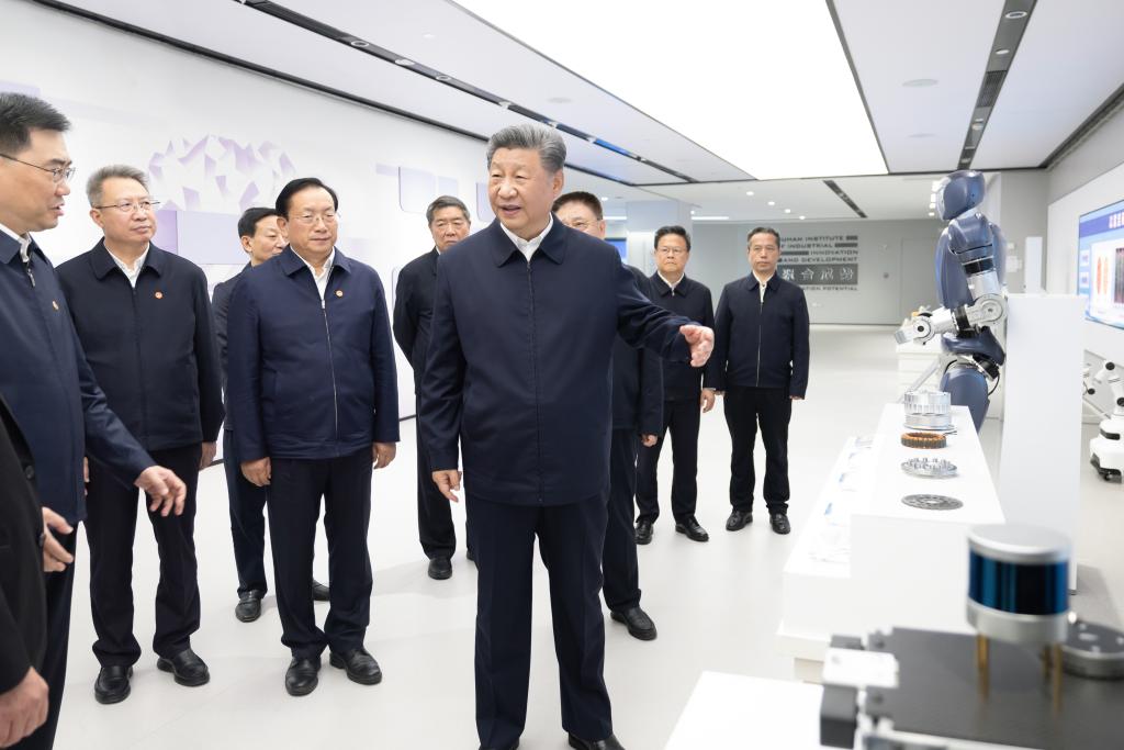 El presidente chino, Xi Jinping, también secretario general del Comité Central del Partido Comunista de China y presidente de la Comisión Militar Central, inspecciona el Instituto de Innovación y Desarrollo Industrial de Wuhan, en Wuhan, en la provincia de Hubei, en el centro de China, el 5 de noviembre de 2024. Xi realizó una gira de inspección por la provincia de Hubei, que tuvo lugar del lunes al miércoles. (Xinhua/Ju Peng) 