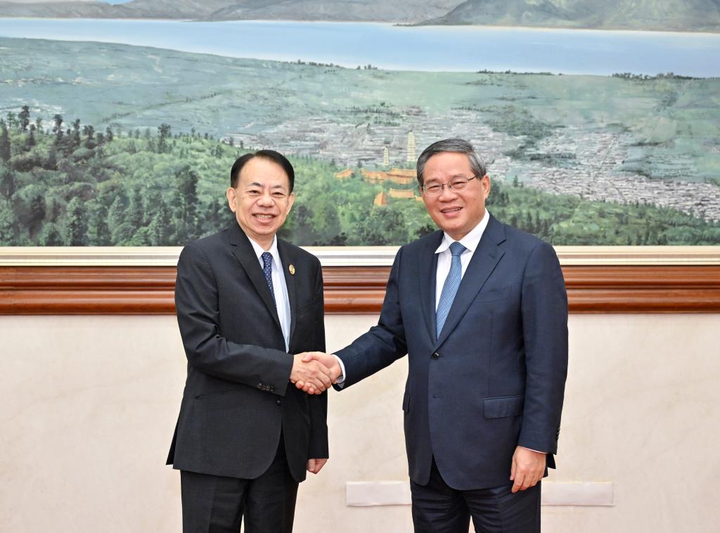 El primer ministro chino, Li Qiang, se reúne con el presidente del Banco Asiático de Desarrollo (BAD), Masatsugu Asakawa, quien se encuentra en China para asistir a la VIII Cumbre de la Subregión del Gran Mekong, en Kunming, en la provincia de Yunnan, en el suroeste de China, el 6 de noviembre de 2024. (Xinhua/Yin Bogu)