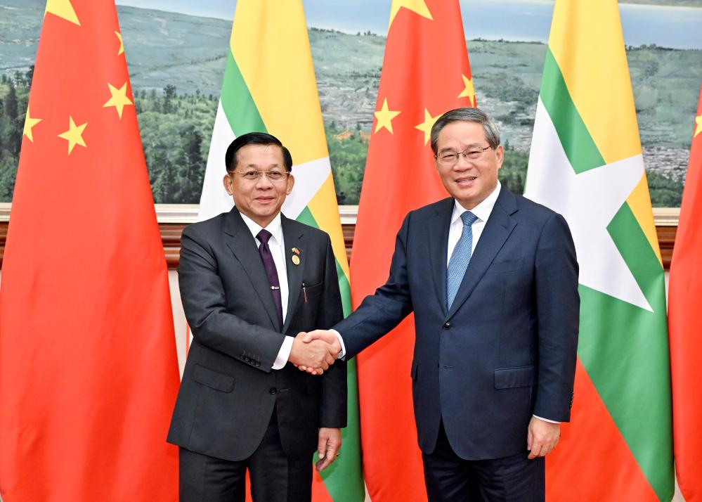 El primer ministro chino, Li Qiang, se reúne con el líder de Myanmar, Min Aung Hlaing, quien se encuentra en China para participar en la Cumbre de la Subregión del Gran Mekong, en Kunming, en la provincia de Yunnan, en el suroeste de China, el 6 de noviembre de 2024. (Xinhua/Yin Bogu) 