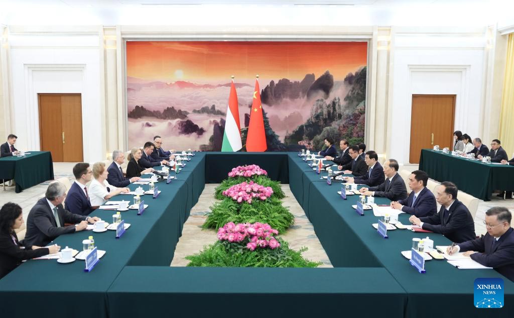 Máximo asesor político de China se reúne con presidente de la Asamblea Nacional de Hungría