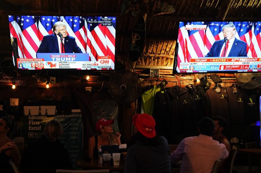 Simpatizantes del Partido Republicano asisten a una fiesta de observación electoral, en Fort Lauderdale, Florida, Estados Unidos, el 6 de noviembre de 2024. El candidato republicano Donald Trump declaró la victoria en las elecciones presidenciales de Estados Unidos de 2024 la madrugada del miércoles, después de que Fox News proyectara que tenía 277 votos del Colegio Electoral. (Xinhua/Wu Xiaoling)