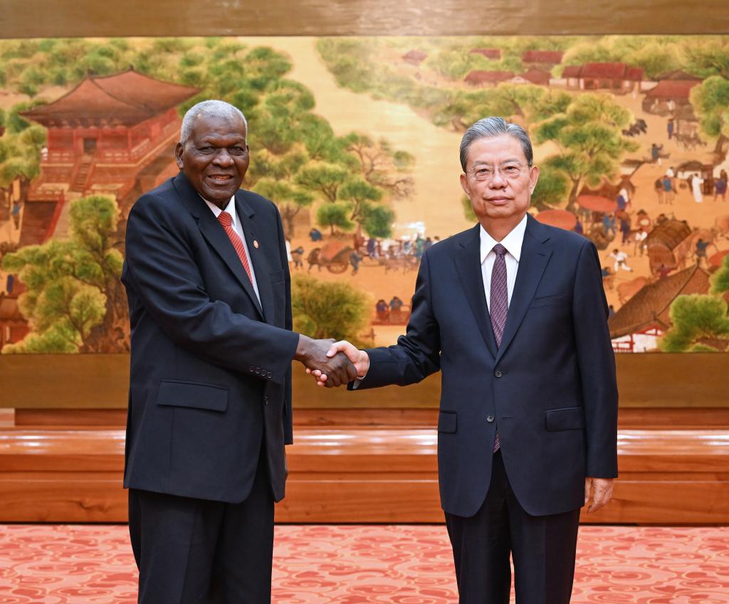 Zhao Leji, presidente del Comité Permanente de la Asamblea Popular Nacional, sostiene conversaciones con Esteban Lazo Hernández, presidente de la Asamblea Nacional del Poder Popular de Cuba, en Beijing, capital de China, el 7 de noviembre de 2024. (Xinhua/Rao Aimin)