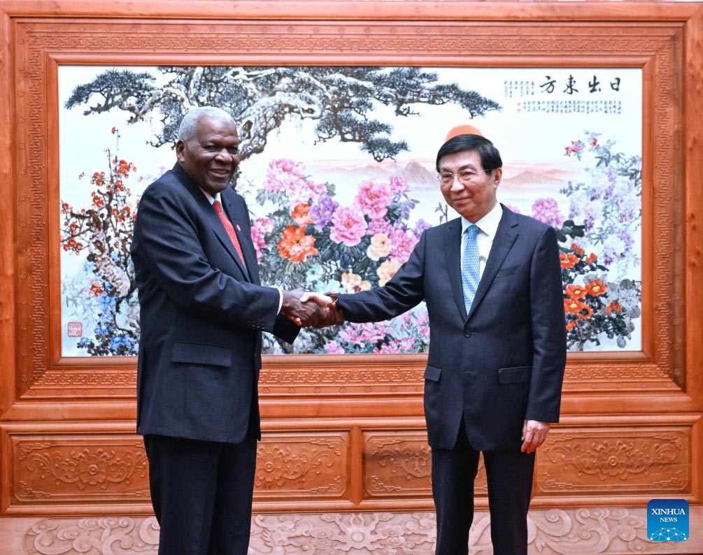 El presidente del Comité Nacional de la Conferencia Consultiva Política del Pueblo Chino, Wang Huning, se reúne con Esteban Lazo Hernández, presidente de la Asamblea Nacional del Poder Popular de Cuba, en Beijing, capital de China, el 7 de noviembre de 2024. (Xinhua/Rao Aimin)