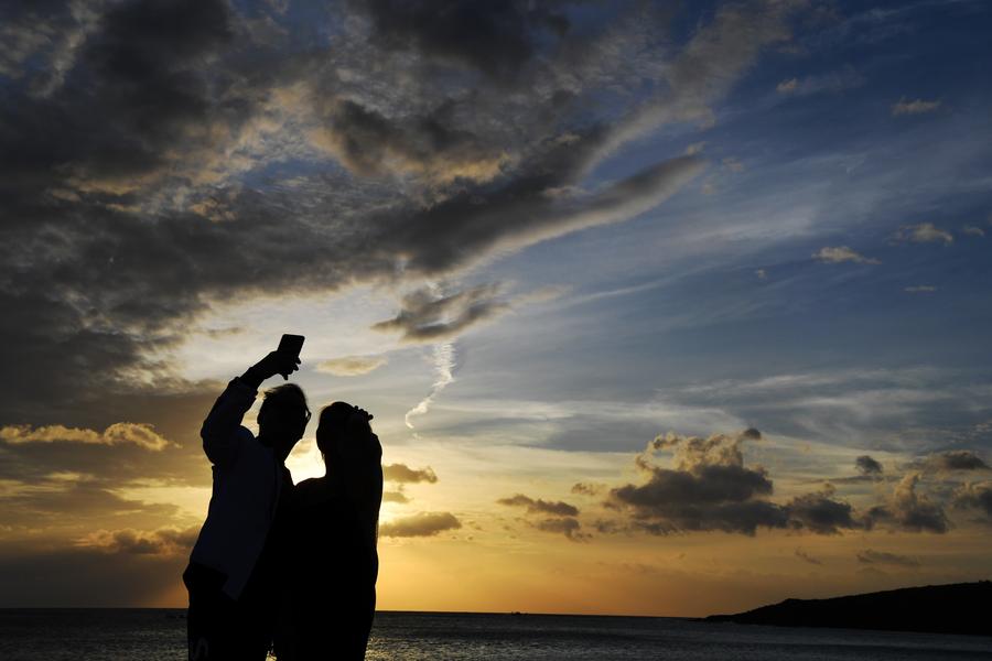 Turistas posan para una "selfie" mientras visitan la costa al anochecer en Kenting, Taiwan, en el sureste de China. (Xinhua/Chen Bin) 