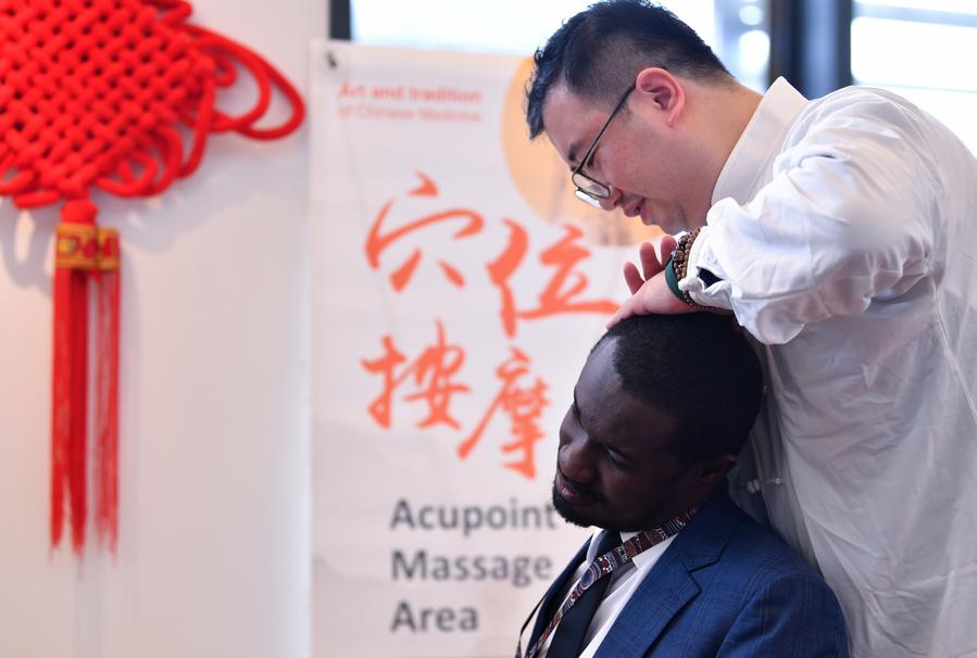 Imagen del 28 de octubre de 2024 de un participante disfrutando de un masaje de puntos de acupuntura durante un evento de medicina tradicional china en el Palacio de las Naciones, en Ginebra, Suiza. (Xinhua/Lian Yi) 