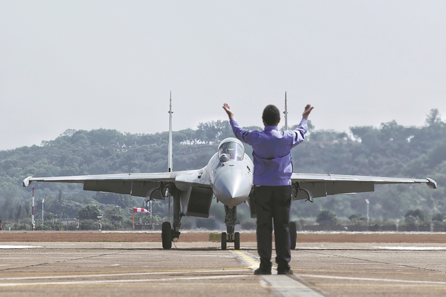 Un J-15T, nueva variante del avión de combate J-15, llega al aeropuerto de Jinwan, haciendo su debut público en Zhuhai, provincia de Guangdong, 6 de noviembre del 2024. [Foto: Tao Ran/ China Daily]