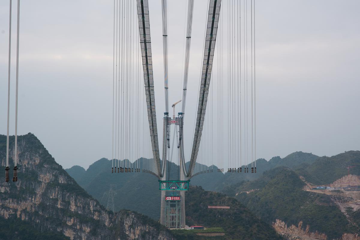 La armadura de 215 toneladas levantada este lunes será el soporte principal para la cubierta de concreto del puente del Gran Cañón de Huajiang. [Foto: Liu Boqian/ China Daily]