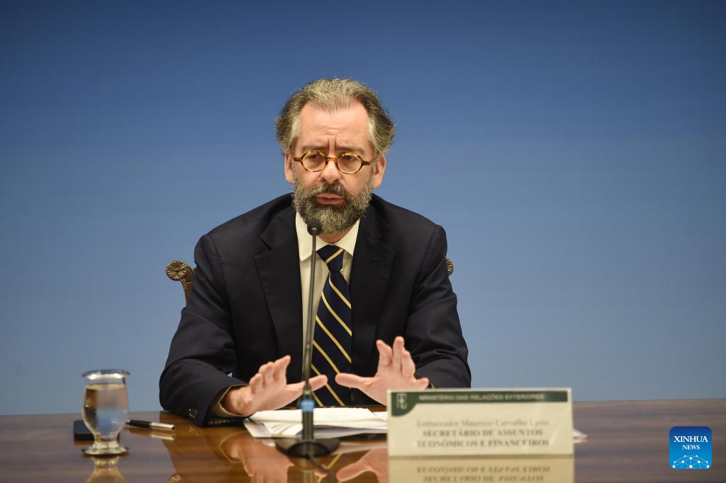 BRASILIA, 8 noviembre, 2024 (Xinhua) -- El embajador, Mauricio Lyrio, representante de Brasil ante el Grupo de los Veinte (G20), habla durante una conferencia de prensa en el Palacio de Itamaraty, en Brasilia, Brasil, el 8 de noviembre de 2024. La Cumbre de Líderes del G20, que tendrá lugar en la ciudad brasileña de Río de Janeiro los días 18 y de 19 de noviembre, lanzará la Alianza Global contra el Hambre y la Pobreza, anunció el viernes Lyrio, quien agregó que esta iniciativa cuenta con un amplio consenso entre los miembros y con numerosos interesados en unirse. (Xinhua/Lucio Tavora)