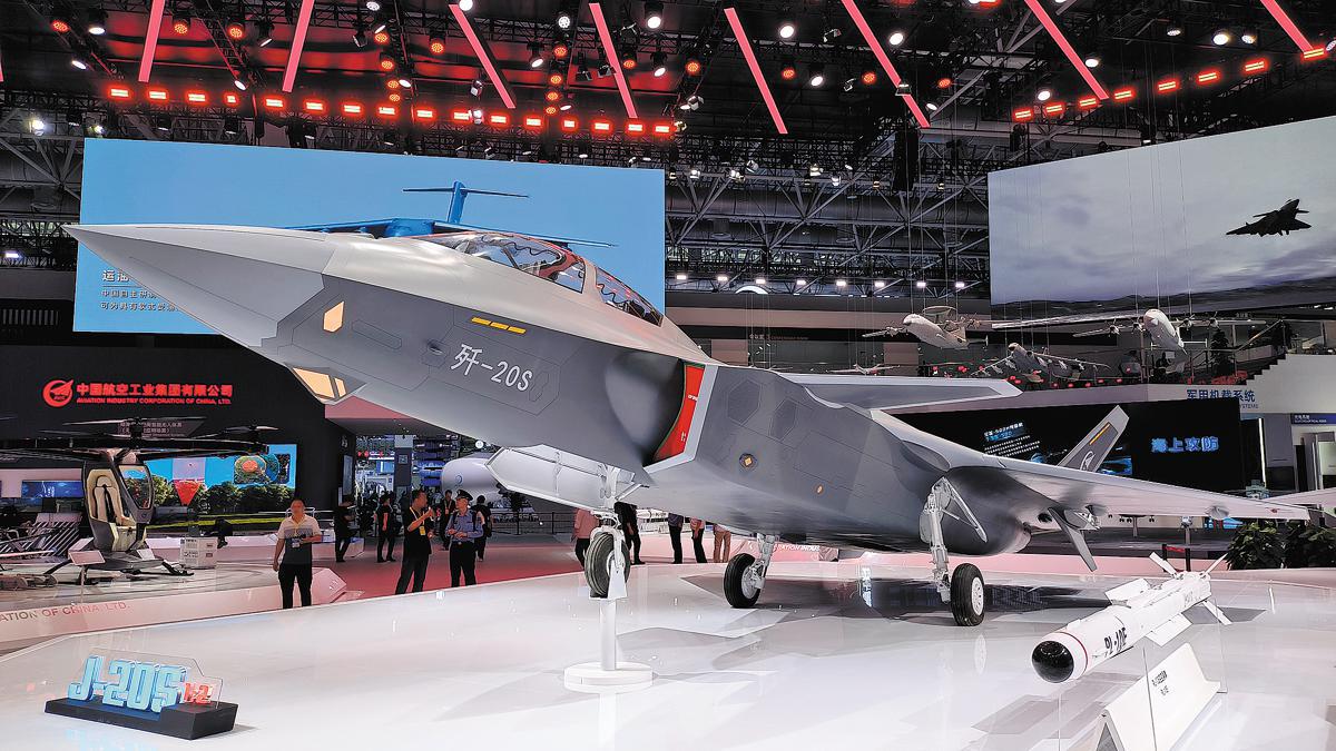 El domingo se exhibe un modelo a escala del avión de combate furtivo J-20S de China en el lugar donde se celebra la 15ª Exposición Internacional de Aviación y Aeroespacial de China en Zhuhai, provincia de Guangdong. La exposición, también conocida como Salón Aeronáutico de Zhuhai, se inaugurará el martes y permanecerá abierta hasta el 17 de noviembre. [Zhao Lei/China Daily]