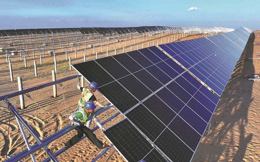 Trabajadores instalan paneles fotovoltaicos en una nueva base energética en el desierto de Kubuqi en Ordos, Región Autónoma de Mongolia Interior, agosto del 2023. (Foto: China Daily)