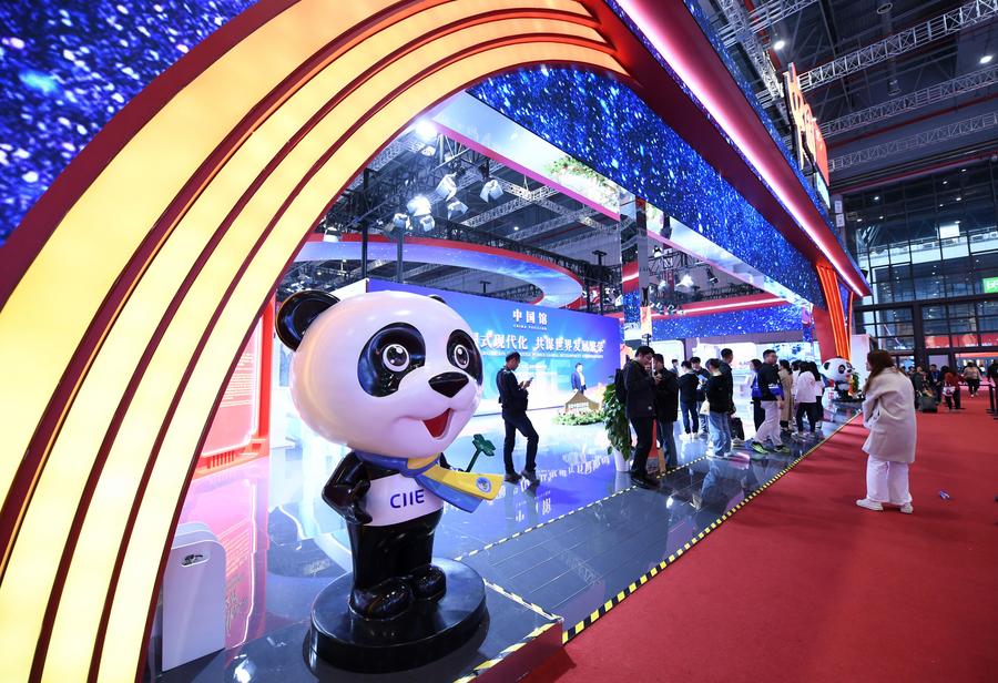 Personas visitan el Pabellón de China en la VII Exposición Internacional de Importaciones de China (CIIE, por sus siglas en inglés), en Shanghai, en el este de China, el 10 de noviembre de 2024. La VII CIIE concluyó aquí el domingo. (Xinhua/Jin Mamengni)