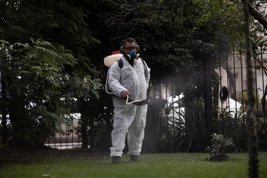 Un trabajador del área de control de plagas del Ministerio de Espacio Público e Higiene Urbana del Gobierno de la Ciudad de Buenos Aires realiza labores de fumigación en un parque, en la ciudad de Buenos Aires, capital de Argentina, el 15 de mayo de 2024. (Xinhua/Martín Zabala)