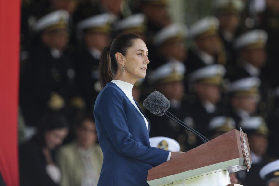 La presidenta de México, Claudia Sheinbaum, habla durante la Primera Salutación de las Fuerzas Armadas y Guardia Nacional a la presidenta de México, llevada a cabo en el Campo Marte, en la Ciudad de México, capital de México, el 3 de octubre de 2024. (Xinhua/Francisco Cañedo)