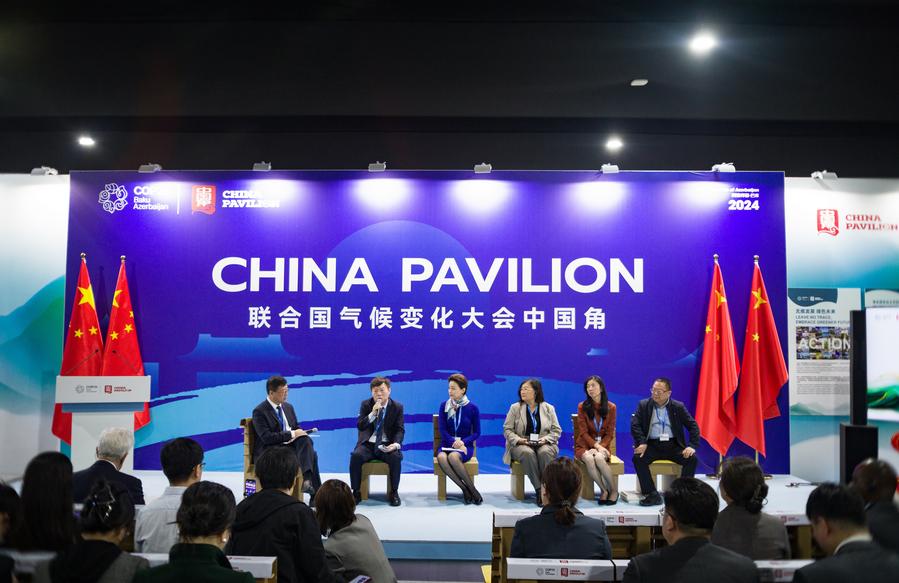 Imagen del 11 de noviembre de 2024 de personas asistiendo a una reunión paralela con motivo de la inauguración del Pabellón de China en la 29ª sesión de la Conferencia de las Partes de la Convención Marco de las Naciones Unidas sobre el Cambio Climático, o COP29, en Bakú, Azerbaiyán. (Xinhua/Meng Jing)