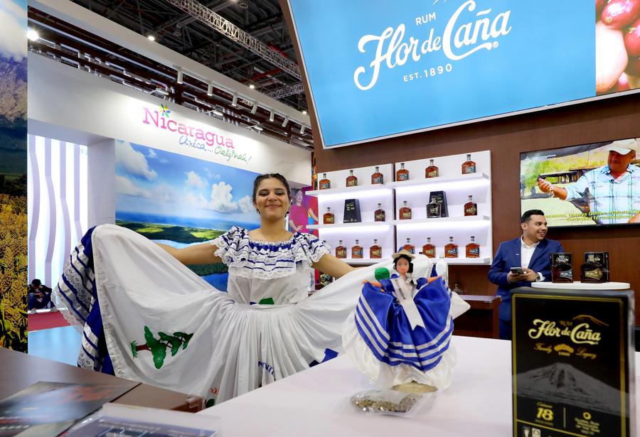 Una expositora presentando un vestido tradicional en el estand de Nicaragua durante la VII Exposición Internacional de Importaciones de China (CIIE, por siglas en inglés), en Shanghai, en el este de China, el 7 de noviembre de 2024. (Xinhua/Fang Zhe) 