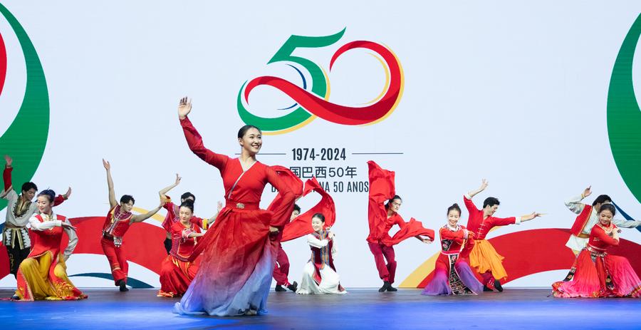 Imagen del 15 de agosto de 2024 de bailarines de la Academia de Danza de Beijing actuando en una recepción para celebrar el 50º aniversario del establecimiento de relaciones diplomáticas entre China y Brasil, en Brasilia, capital de Brasil. (Xinhua/Wang Tiancong)