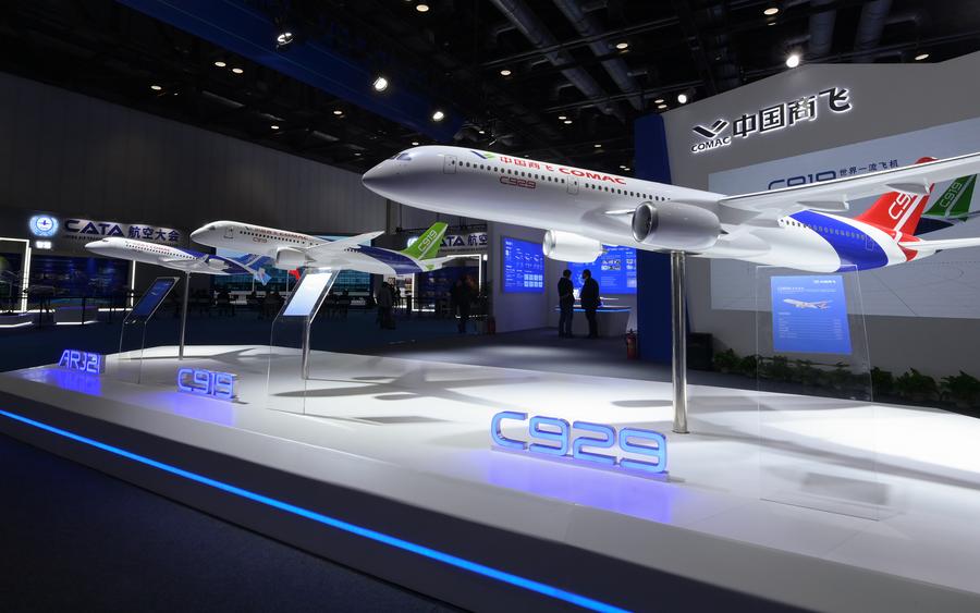 Esta foto, tomada el 3 de noviembre de 2023, muestra modelos de los aviones de pasajeros C929 (der.) y C919 (centro), ambos desarrollados por China, exhibidos en el estand de la Corporación de Aviones Comerciales de China durante un evento de la industria de la aviación en Beijing, la capital del país. (Xinhua/Li He)