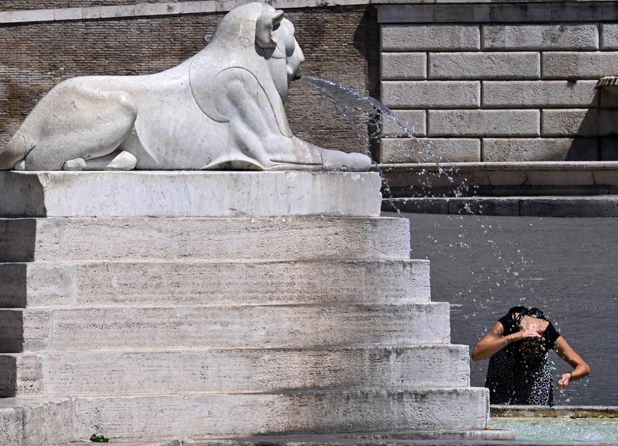 Una mujer se refresca en la Fuente de los Leones durante una ola de calor, en Roma, Italia, el 14 de agosto de 2024. (Xinhua/Alberto Lingria) 