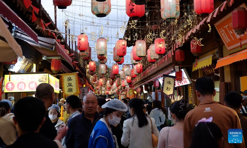 Turistas visitan la antigua ciudad de Tianshui, en Qinzhou, Tianshui, provincia de Gansu, el 1º de mayo del 2024. (Foto: Xinhua)