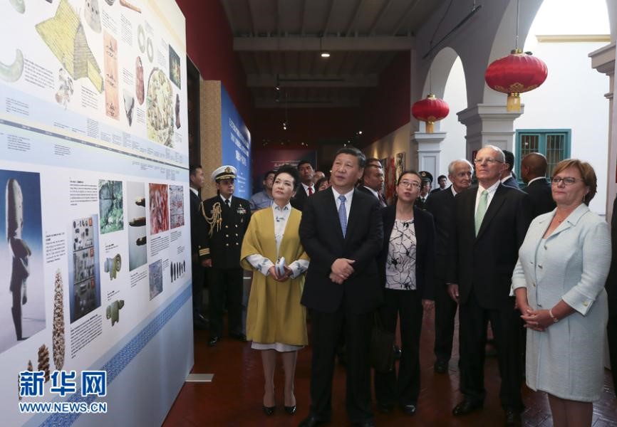 El 21 de noviembre de 2016, hora local, el Presidente Xi Jinping y su esposa Sra. Peng Liyuan asistieron junto con el Presidente Pedro Pablo Kuczynski de Perú y su esposa la Sra. Nancy Lange a la ceremonia de clausura del Año de Intercambio Cultural China-América Latina en Lima y visitaron la exposición "La Larga Distancia no Separa a Íntimos Amigos-Tesoros de China". (Foto de Xinhua/Lan Hongguang)