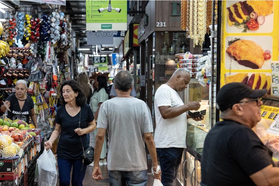 Imagen del 24 de enero de 2024 de personas caminando dentro del Mercado Central de Belo Horizonte, Brasil. (Xinhua/Wang Tiancong) 