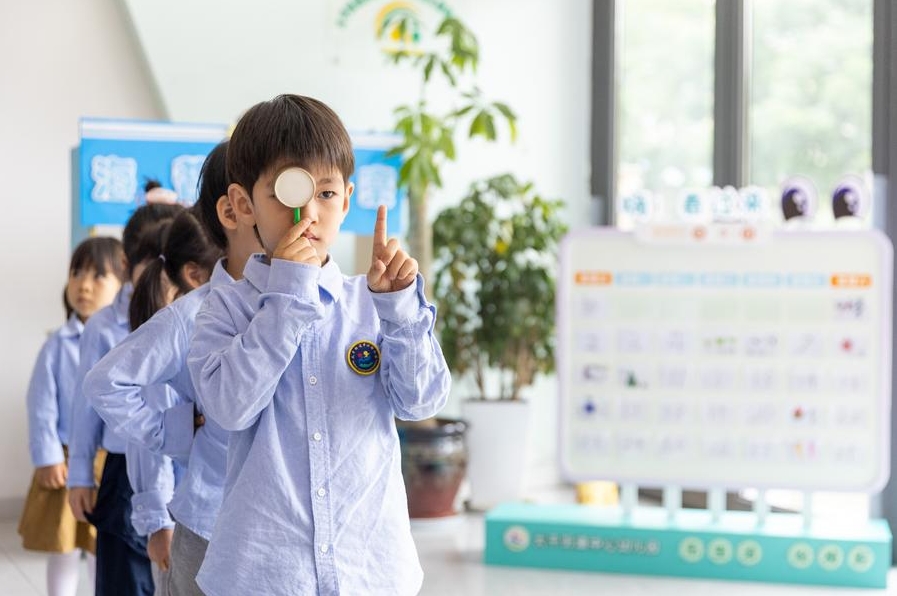 Niños se someten a un examen de la vista en el jardín de infancia central de la calle Taiping de la ciudad de Wenling, provincia de Zhejiang, en el este de China, el 6 de junio de 2024. (Xinhua/Xu Weijie)