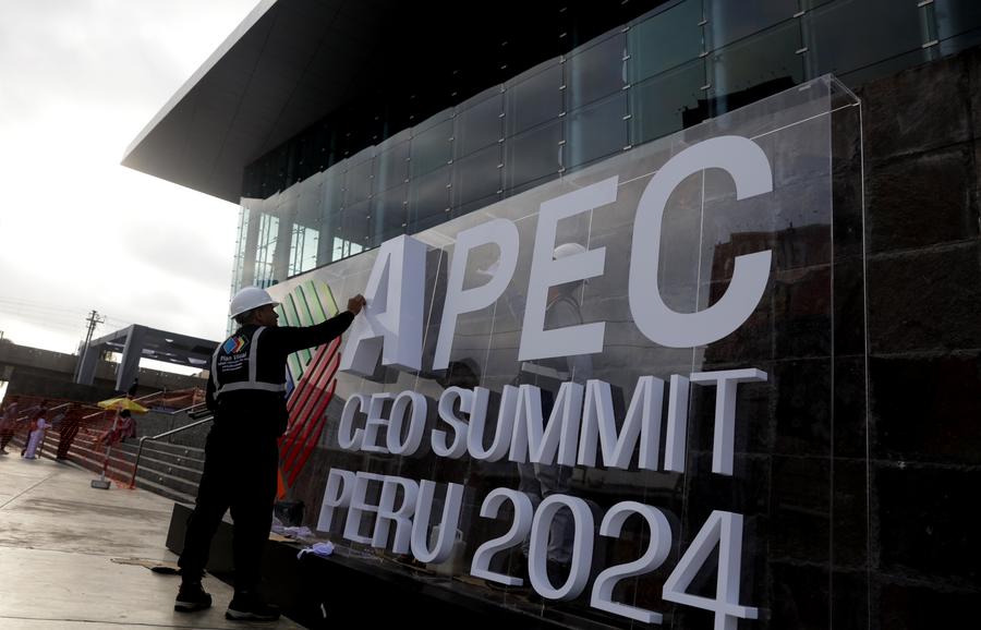 Imagen del 11 de noviembre de 2024 de un trabajador instalando un letrero de la 31ª Reunión de Líderes Económicos de APEC, en Lima, Perú. (Xinhua/Mariana Bazo)