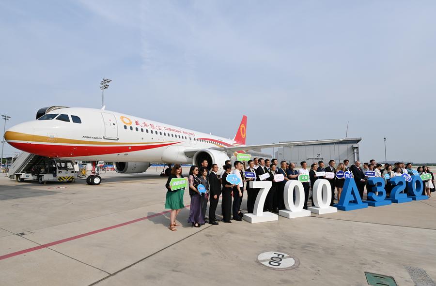 Los invitados a la ceremonia de entrega del avión número 700 de la familia A320 ensamblado por Airbus Tianjin a Chengdu Airlines posan para una foto de grupo delante de la aeronave, en Tianjin, municipalidad del norte de China, el 8 de julio de 2024. (Xinhua/Li Ran)