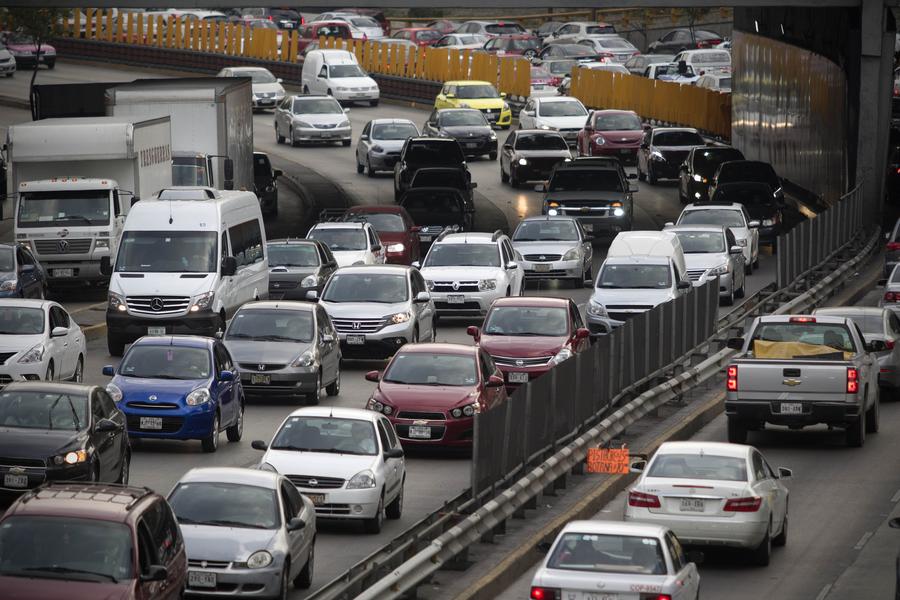 Imagen de archivo de vehículos transitando en la Ciudad de México, capital de México. (Xinhua/Alejandro Ayala)