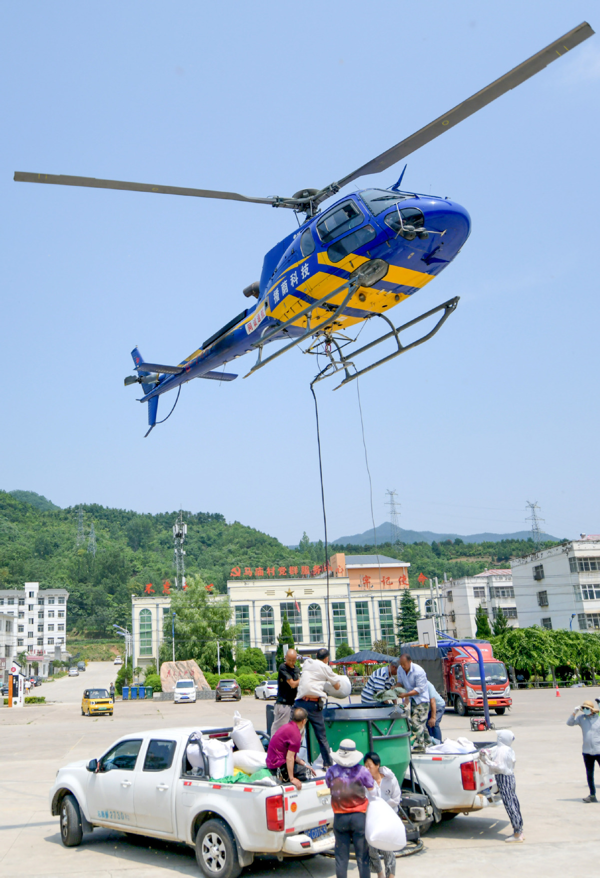 Helicóptero Airbus H125 en misión para transferir carga en Luoyang, provincia de Henan, junio de 2023. [Foto: Zhang Yixi/ China Daily]