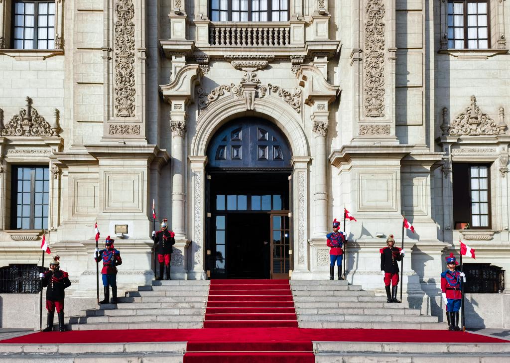 Xi asiste a ceremonia de bienvenida organizada por presidenta peruana Boluarte