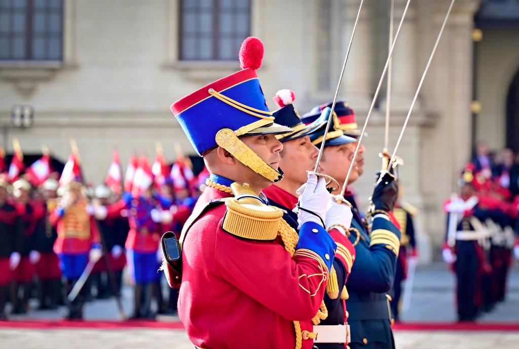 Xi asiste a ceremonia de bienvenida organizada por presidenta peruana Boluarte