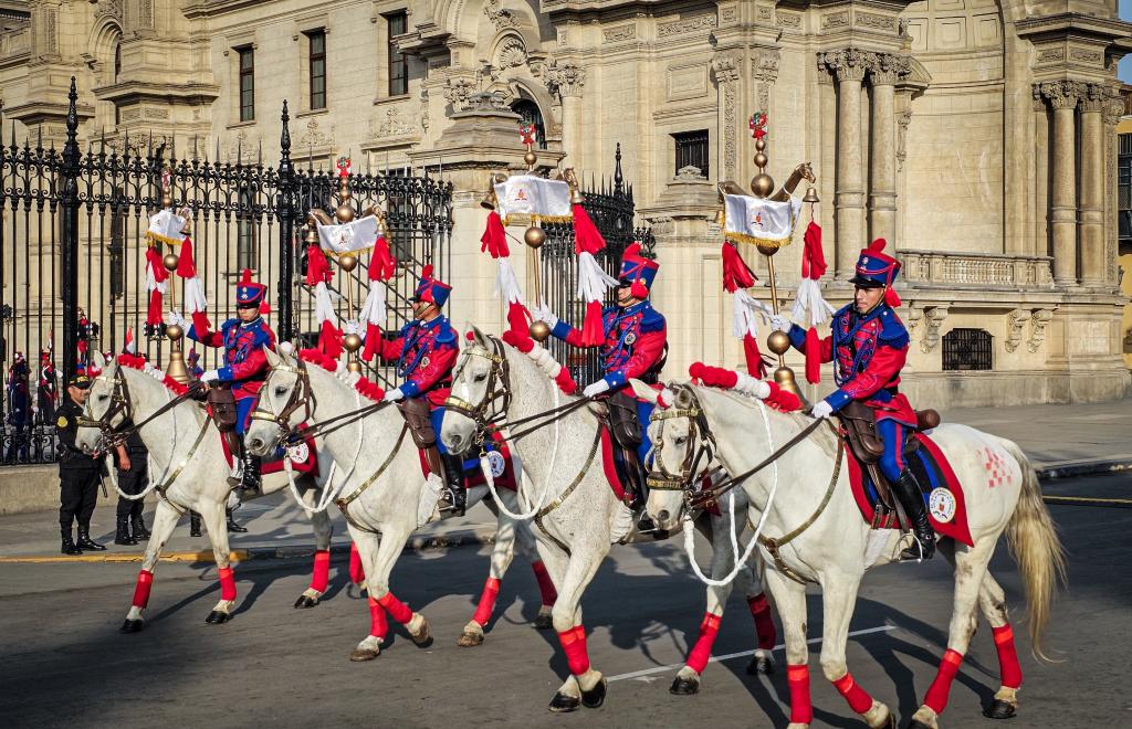 Xi asiste a ceremonia de bienvenida organizada por presidenta peruana Boluarte