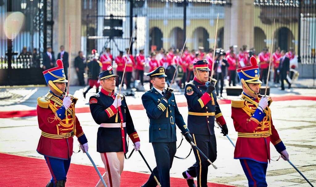 Xi asiste a ceremonia de bienvenida organizada por presidenta peruana Boluarte