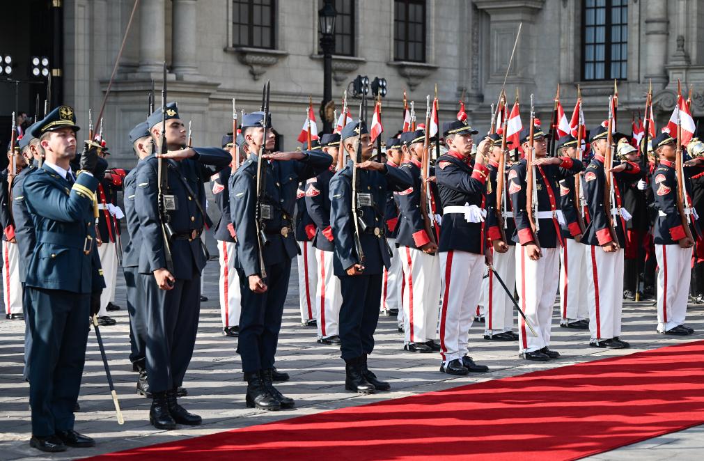 Xi asiste a ceremonia de bienvenida organizada por presidenta peruana Boluarte