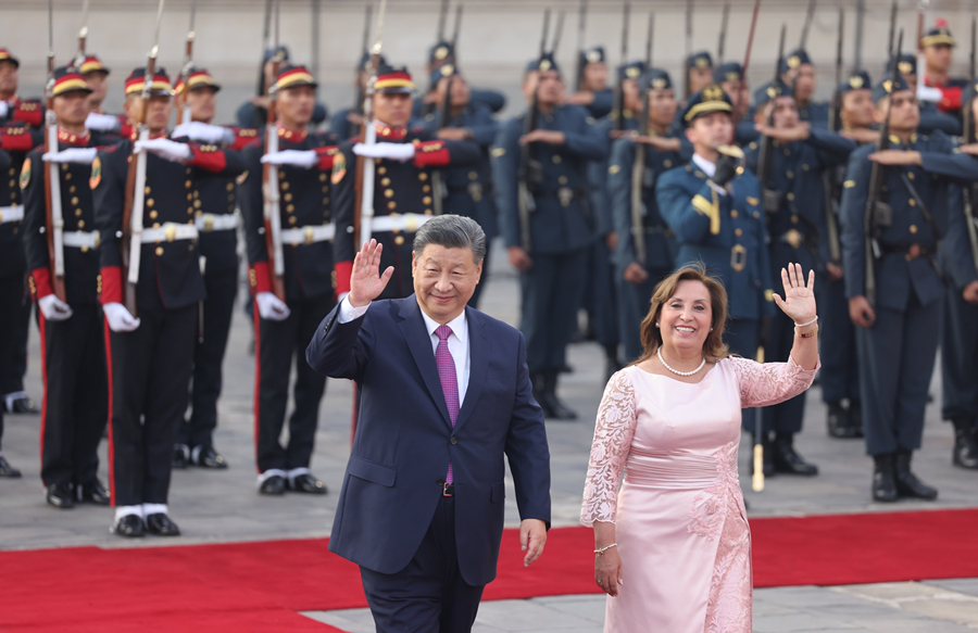 En la tarde del 14 de noviembre, hora local, el presidente Xi Jinping asistió a la gran ceremonia de bienvenida celebrada por la presidenta peruana Dina Boluarte en la plaza frente al Palacio de Gobierno en Lima.