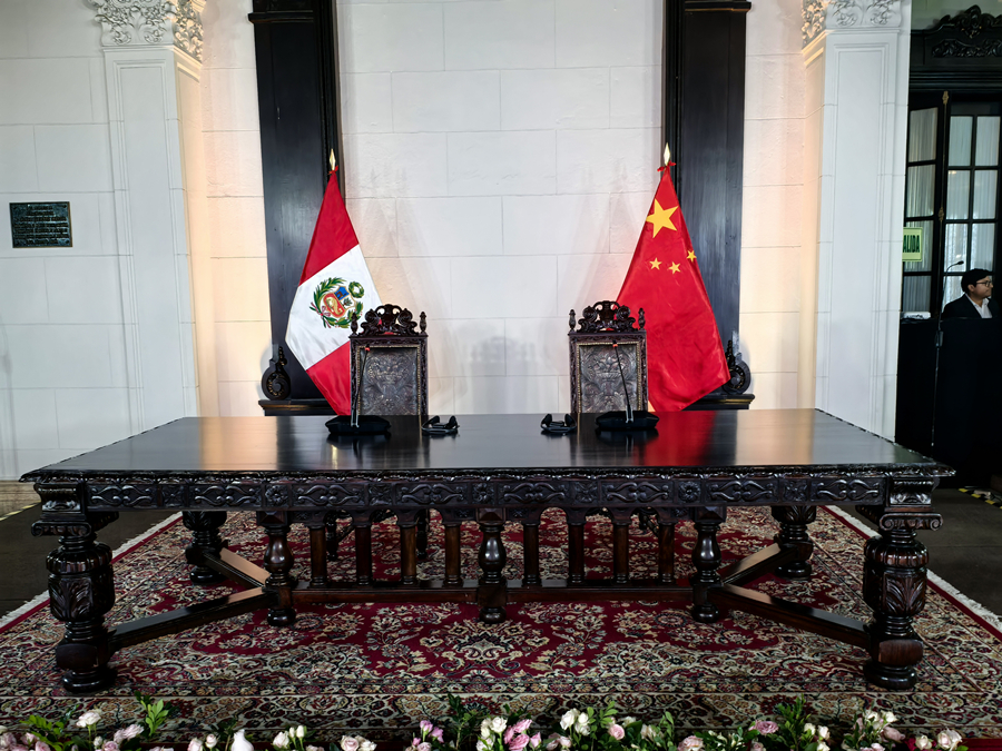 En la tarde del 14 de noviembre, hora local, el presidente Xi Jinping asistió a la gran ceremonia de bienvenida celebrada por la presidenta peruana Dina Boluarte en la plaza frente al Palacio de Gobierno en Lima.