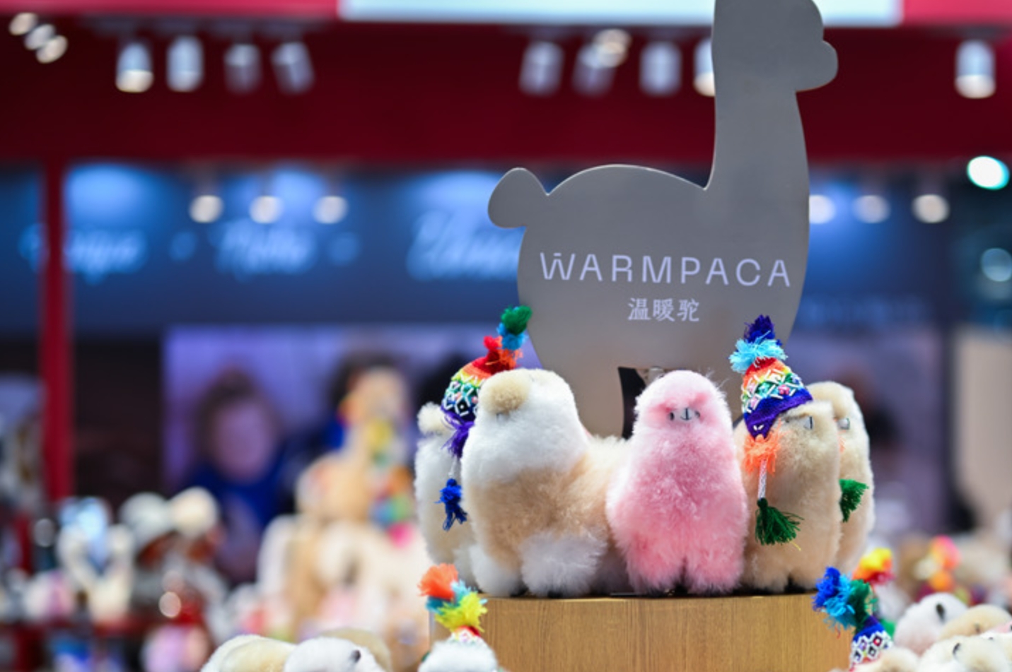 Muñecos de alpaca de la marca peruana Warmpaca exhibidos en la séptima Exposición Internacional de Importaciones de China en Shanghai, este de China, el 5 de noviembre 2024. (Xinhua/Xin Yuewei)