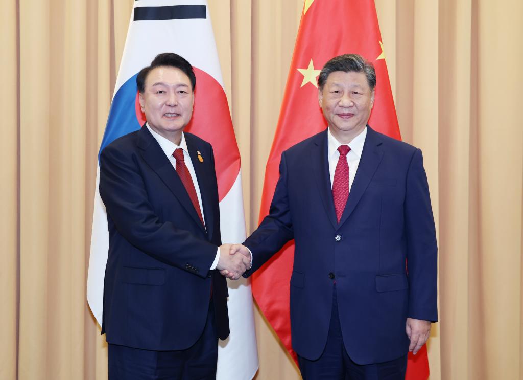 El presidente chino, Xi Jinping, se reúne con el presidente de la República de Corea, Yoon Suk-yeol, al margen de la 31ª Reunión de Líderes Económicos de APEC, en Lima, Perú, el 15 de noviembre de 2024. (Xinhua/Yao Dawei)