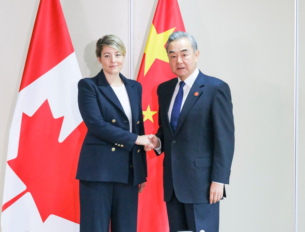 El ministro de Relaciones Exteriores chino, Wang Yi, también miembro del Buró Político del Comité Central del Partido Comunista de China, se reúne con su homóloga canadiense, Melanie Joly, en Lima, Perú, el 15 de noviembre de 2024. (Xinhua/Ding Lin)