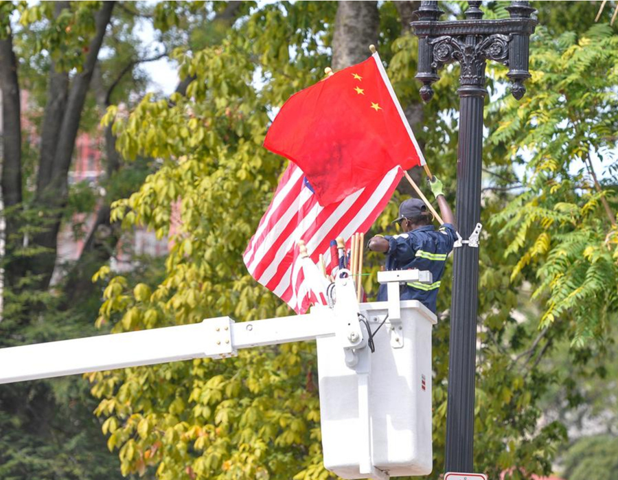 Imagen de archivo de un empleado arreglando una  bandera nacional de China, en la calle Constitution Avenue, en Washington, D.C., capital de Estados Unidos de América, el 25 de septiembre de 2015. (Xinhua/Bao Dandan) 