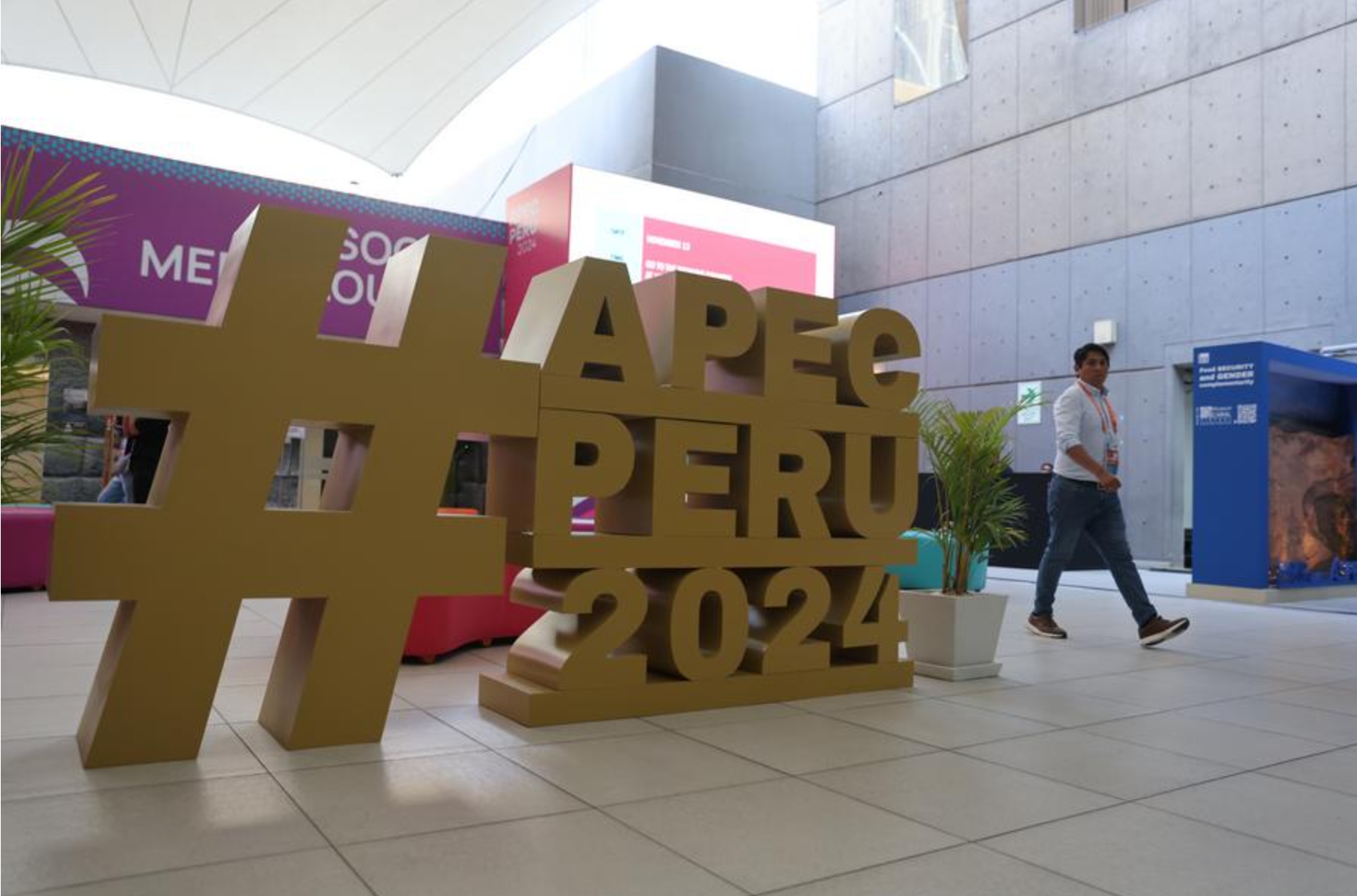 Imagen del 13 de noviembre de 2024 del logotipo de APEC 2024 en el Centro Internacional de Prensa de APEC 2024, en Lima, Perú. (Xinhua/Li Mengxin) 