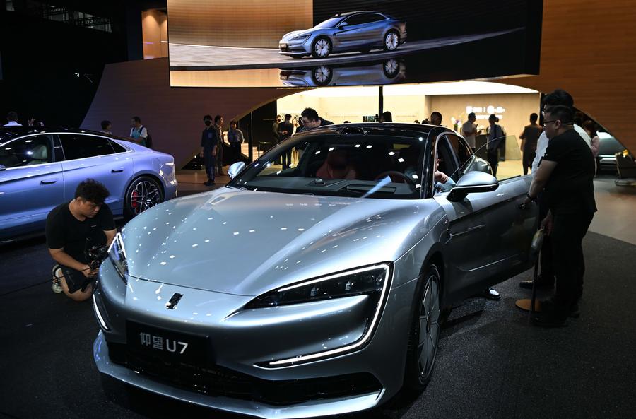 Esta foto muestra el modelo Yangwang U7 de BYD en la 22ª Exposición Internacional de Automóviles de Guangzhou, capital de la provincia meridional china de Guangdong, el 15 de noviembre de 2024. (Xinhua/Deng Hua)