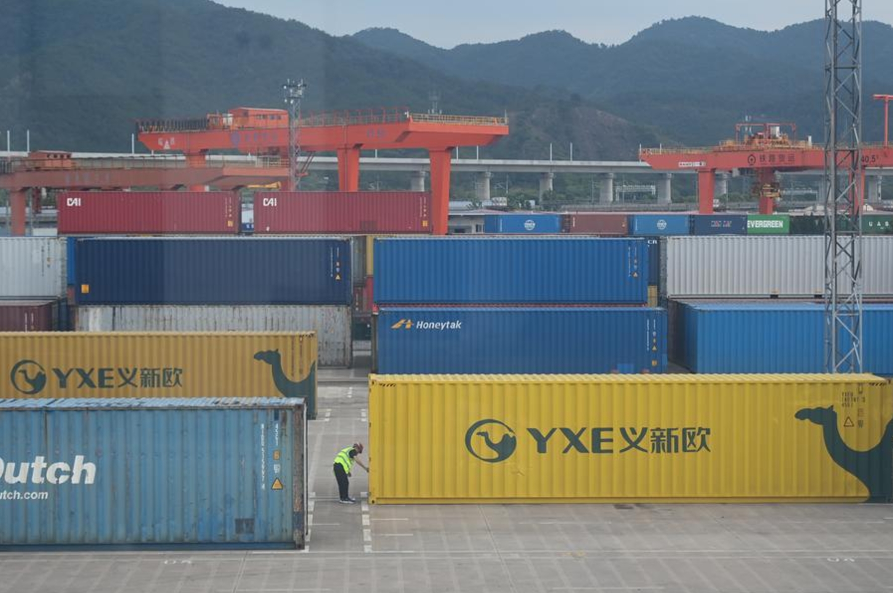 Un miembro del personal inspecciona un contenedor en una estación ferroviaria en Yiwu, provincia de Zhejiang, en el este de China, el 18 de julio de 2023. (Xinhua/Huang Zongzhi)