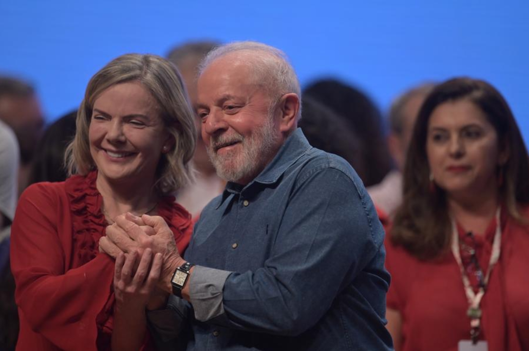 Imagen del 8 de diciembre de 2023 del presidente brasileño, Luiz Inácio Lula da Silva (d), estrechando las manos con la presidenta del Partido de los Trabajadores de Brasil, Gleisi Hoffmann (i), durante la Conferencia Electoral del Partido de los Trabajadores, en Brasilia, capital de Brasil. (Xinhua/Lucio Tavora)